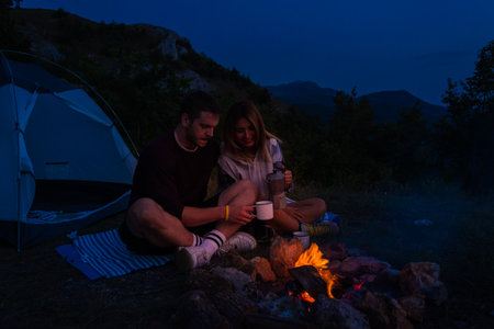 夜間登山與露營技巧：如何確保安全與良好體驗