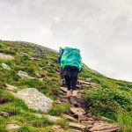 應對強風露營：防風技巧與裝備建議